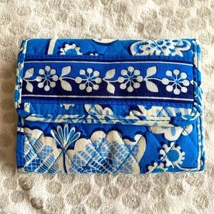 Vera Bradley wallet. Great condition! Matching purse sold separate in my closet!